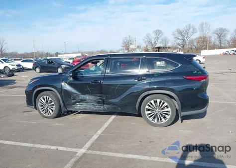 2021 Toyota Highlander Platinum z USA, uszkodzony, nr VIN 5TDFZRBHXMS070857